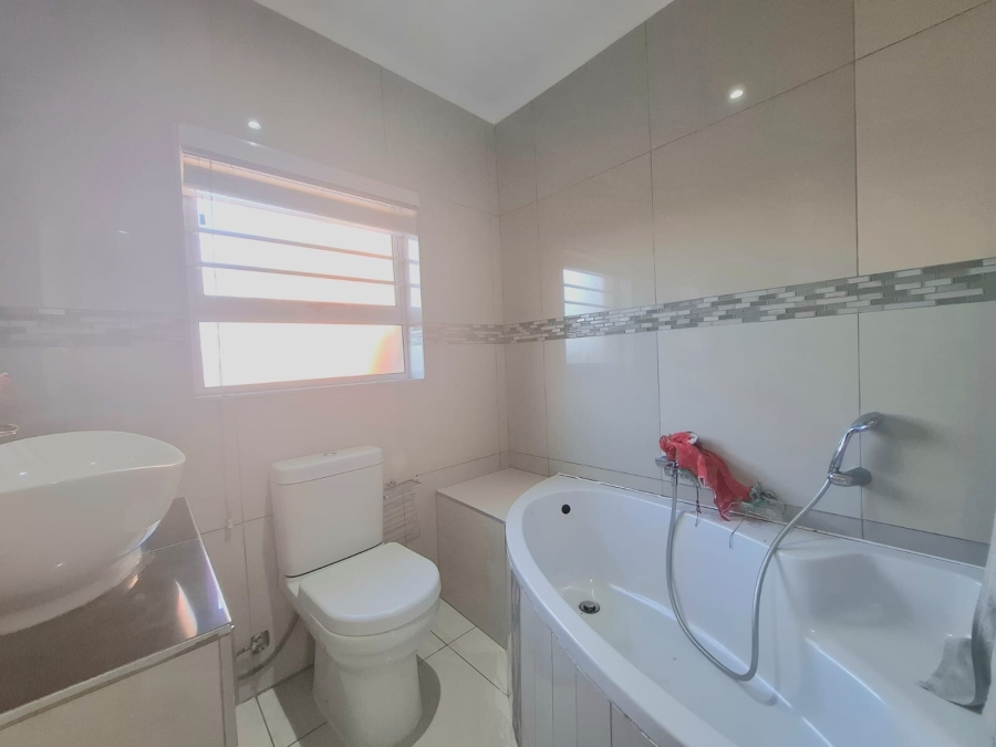5 Bedroom Property for Sale in Nahoon Valley Park Eastern Cape